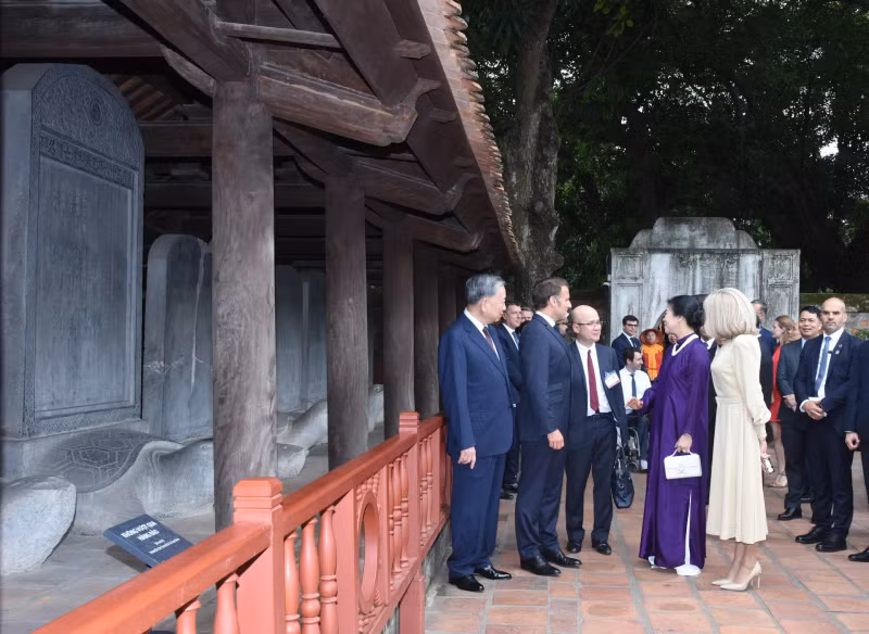 越共中央总书记苏林携夫人吴芳璃和法国总统埃马纽埃尔·马克龙携夫人布丽吉特·马克龙参观文庙-国子监的石碑区。