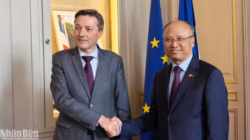 越南驻法国大使丁全胜与上法兰西大区行政长官贝特朗·高梅。