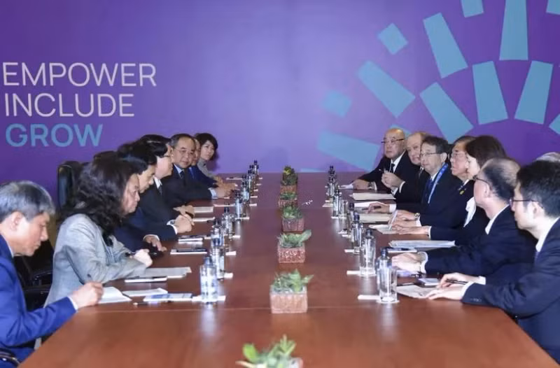 在出席秘鲁利马2024年亚太经合组织（APEC）峰会周之际，越南国家主席梁强当地时间2024年11月16日会见日本首相石破茂。（图片来源：越通社）