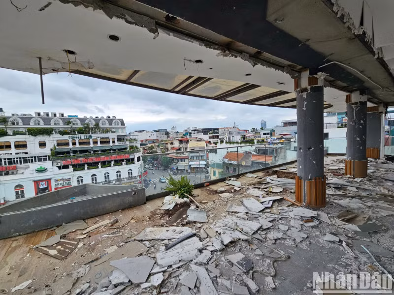 河内市开始启动“鲨鱼嘴”大楼拆除工作。