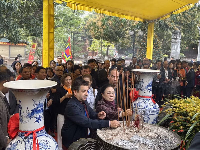 各位代表参加河内市国家级特殊遗迹迷灵县二征夫人祠的上香仪式。 各位代表参加河内市国家级特殊遗迹迷灵县二征夫人祠的上香仪式。