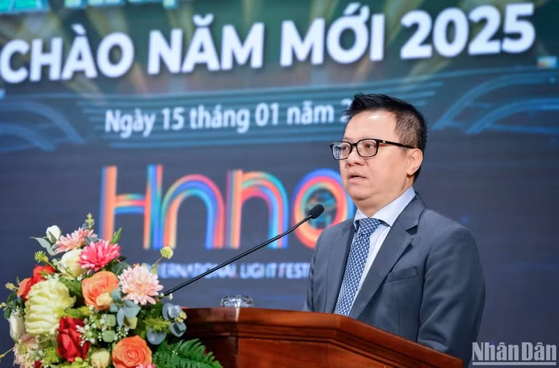 越共中央委员、越南《人民报》社总编辑、中央宣教部副部长、越南新闻工作者协会主席黎国明在活动上发表讲话。