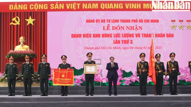 政府总理范明正对胡志明市武装力量“荣获人民武装力量英雄”称号表示祝贺。