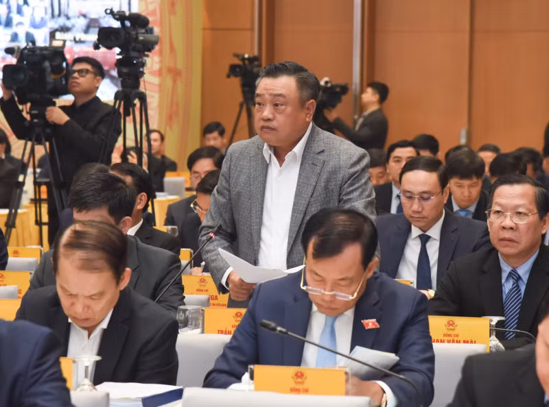 河内市人民委员会主席陈士青在会上发表讲话。