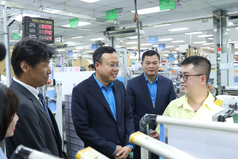 河内市劳动联合会领导在春节来临之际走访慰问劳动者。（图片来源：越通社）