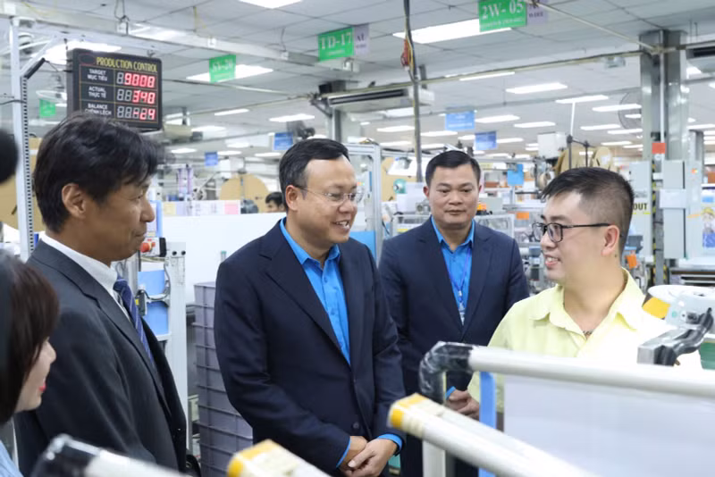 河内市劳动联合会领导在春节来临之际走访慰问劳动者。（图片来源：越通社）