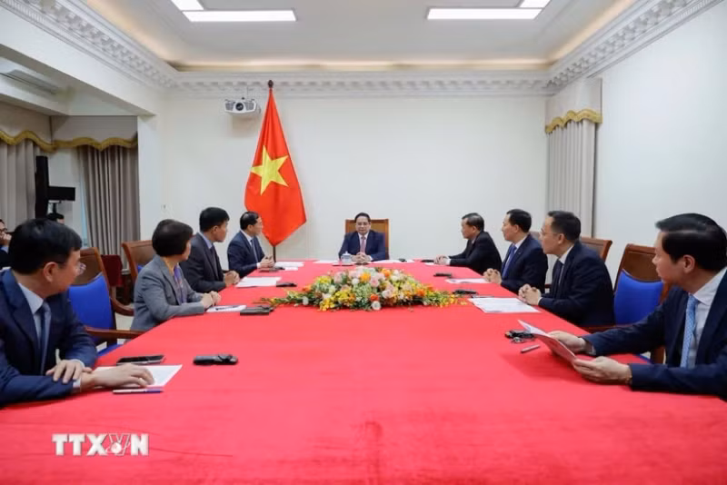 越南政府总理范明正与马来西亚总理安瓦尔·易卜拉欣通电话。（图片来源：越通社）