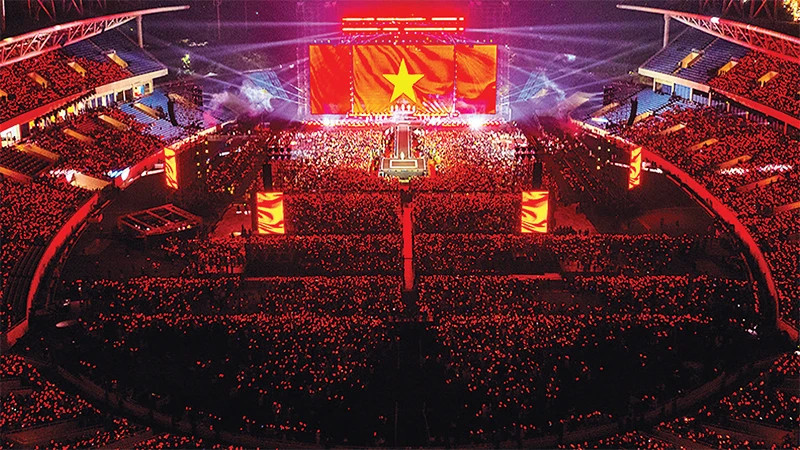 吸引数万名观众的河内音乐晚会场景。（组委会供图）