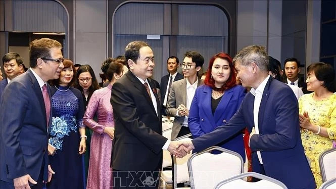 越南国会主席陈青敏在乌兹别克斯坦会见旅乌越南人社群。（图片来源：越通社）