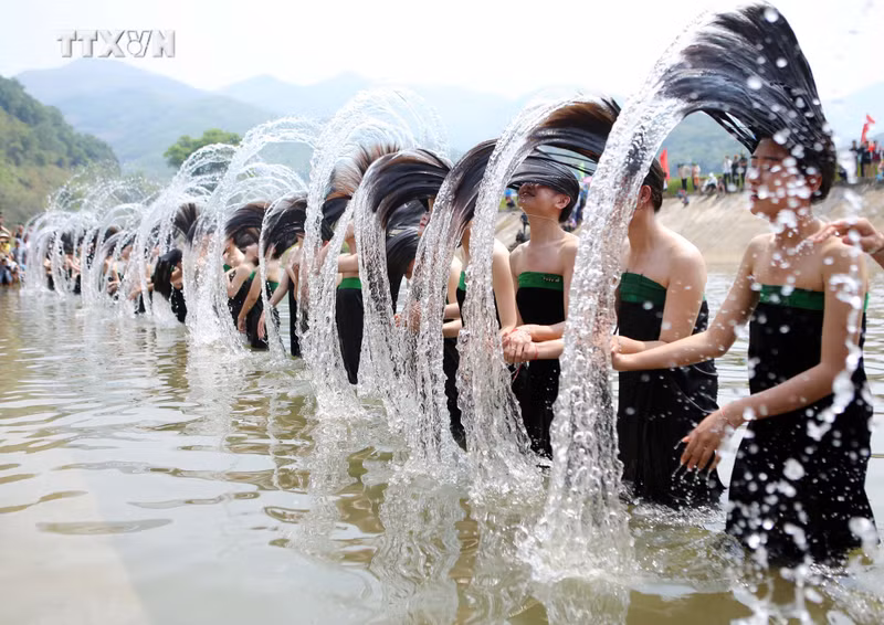 莱州省白泰族天金邦节期间再现泰族女性在溪边洗发的传统习俗。