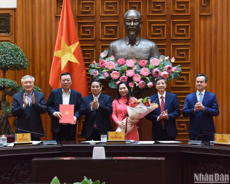 越南政府党委书记、政府总理范明正和政府党委常务副书记、政府常务副总理阮和平向2020-2025年任期政府党委检查委员会颁发决定书。