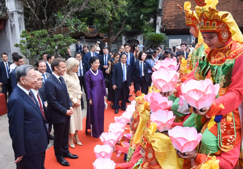 越共中央总书记苏林携夫人吴芳璃和法国总统埃马纽埃尔·马克龙携夫人布丽吉特·马克龙与演员们交流。