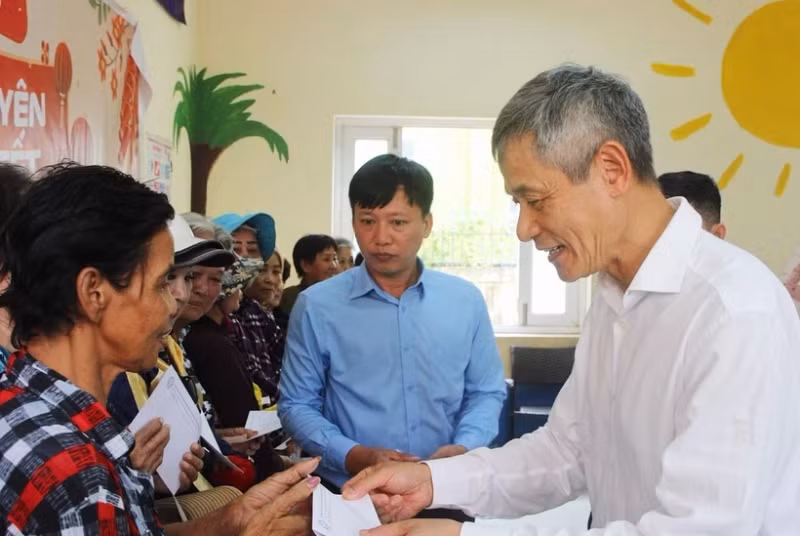 阮明武大使向在暹粒省生活困难的越裔同胞赠送慰问品。（图片来源：越通社）