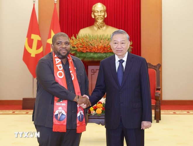 越共中央总书记苏林会见莫桑比克解放阵线党秘书长Chakil Felizardo Aboobacar。（图片来源：越通社）