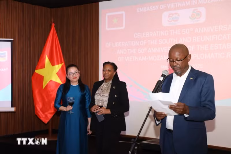 莫桑比克外交与合作部亚洲与大洋洲司司长何塞·安东尼奥·阿尔贝托·马辛赫（José António Alberto Matsinhe）在纪念活动上致辞。（图片来源：越通社）