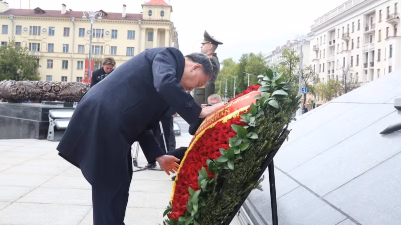 越共中央总书记苏林在首都明斯克战胜纪念碑献花。