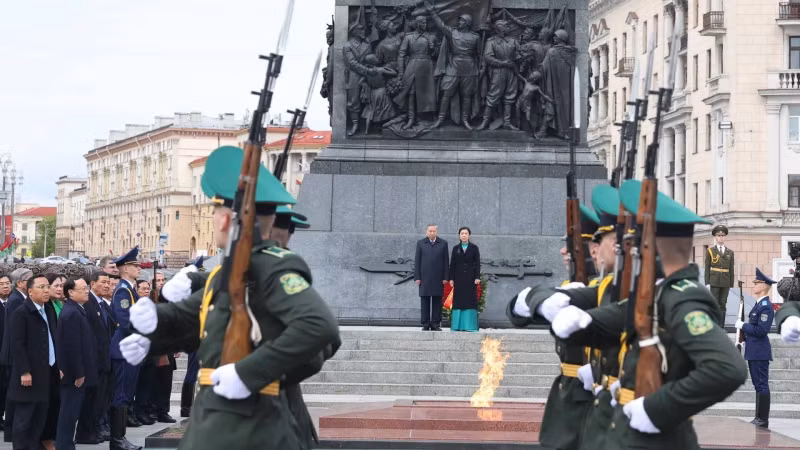 越共中央总书记苏林携夫人和越南高级代表团前往首都明斯克战胜纪念碑献花。