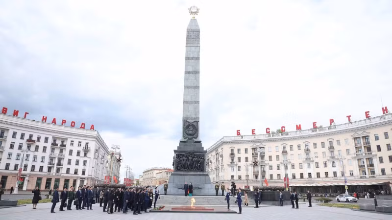 越共中央总书记苏林携夫人和越南高级代表团前往首都明斯克战胜纪念碑献花。