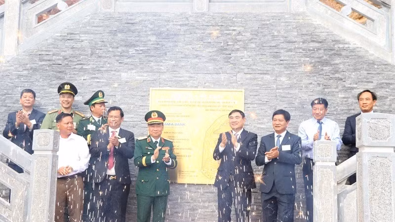 奠边省领导，中央领导，奠边省干部、人民举行奠边省孟湟县辛透乡阿巴寨旗台工程挂牌仪式。