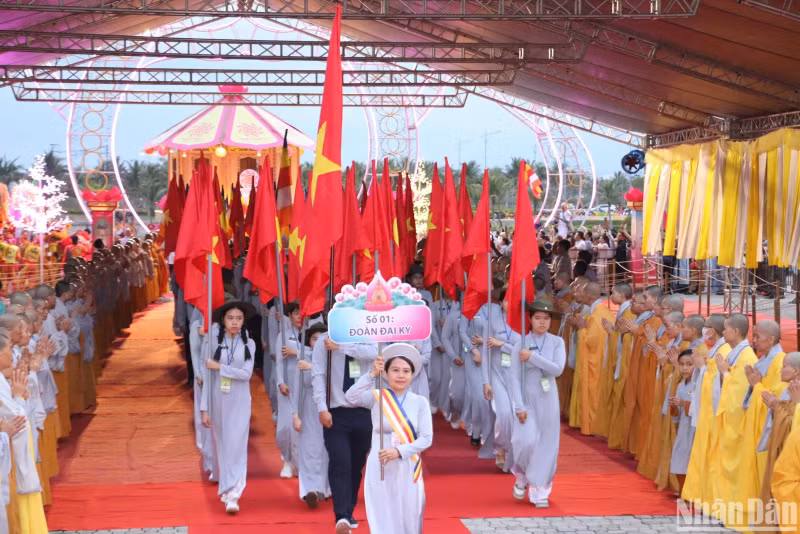 释迦牟尼佛舍利尊置仪式在岘港市五行山郡观世音寺举行。 释迦牟尼佛舍利尊置仪式在岘港市五行山郡观世音寺举行。