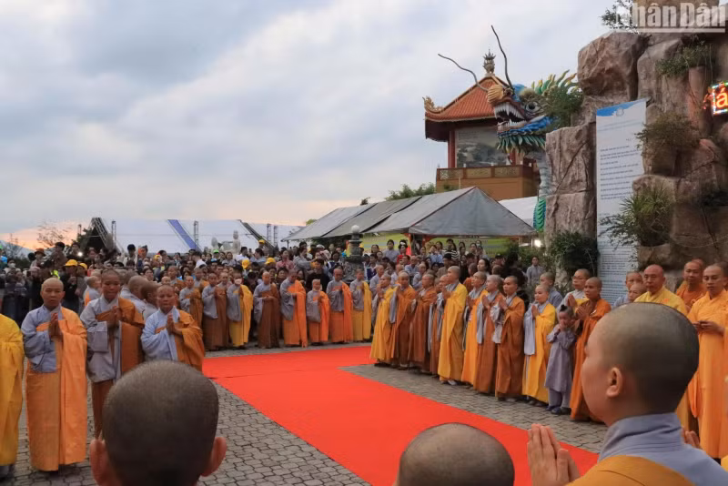 释迦牟尼佛舍利尊置仪式在郡观世音寺按照佛教仪式隆重举行。 释迦牟尼佛舍利尊置仪式在郡观世音寺按照佛教仪式隆重举行。