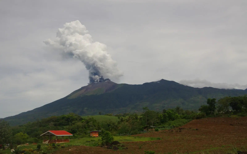 菲律宾火山再度喷发 灰柱高达4000米。