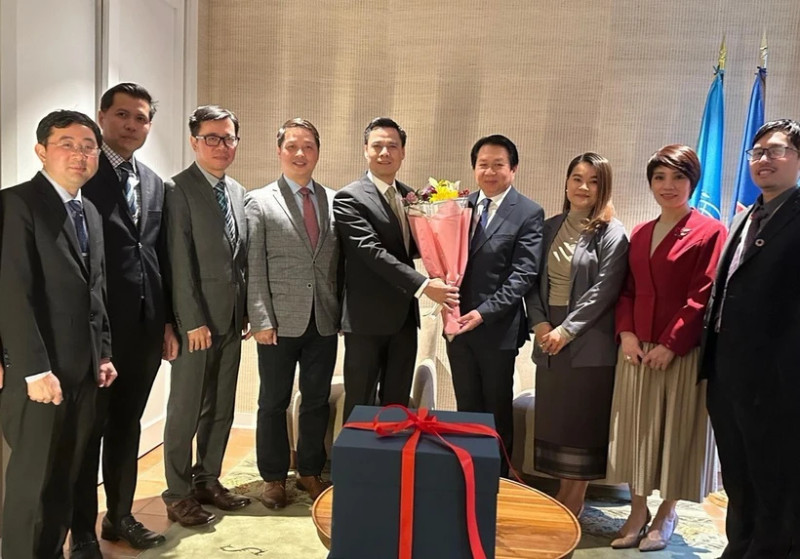 越南常驻联合国代表团向老挝常驻联合国代表团致传统新年祝福。