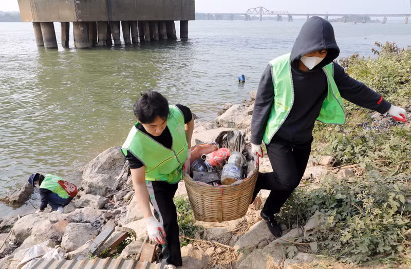 越南保洁队成员收拾垃圾。 越南保洁队成员收拾垃圾。