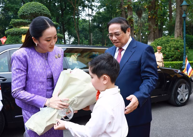 2025年5月16日上午，越南政府总理范明正在主席府主持仪式，欢迎泰王国总理佩通坦·西那瓦对越南进行正式访问，并与越南方面共同主持第四次越泰联合内阁会议。