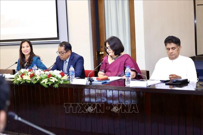 越南驻斯里兰卡大使郑氏心(左一)出席仪式。(图片来源:越通社)