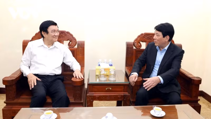 越南国家主席梁强于1月14日下午看望慰问前国家主席张晋创。
