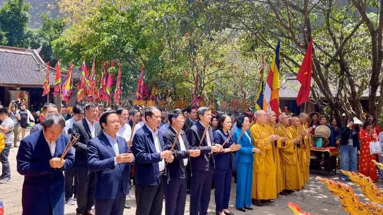 各位代表和人民在祭祀贵明大王圣的仙溪祠举行上香仪式。 各位代表和人民在祭祀贵明大王圣的仙溪祠举行上香仪式。