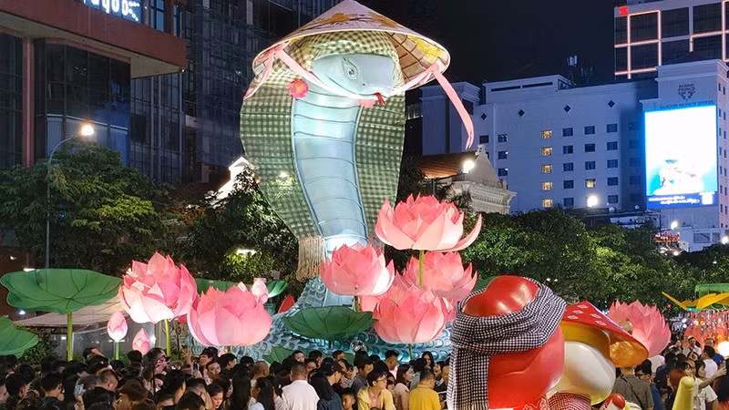 2025乙巳年春节阮惠花街上的吉祥物——金蛇。