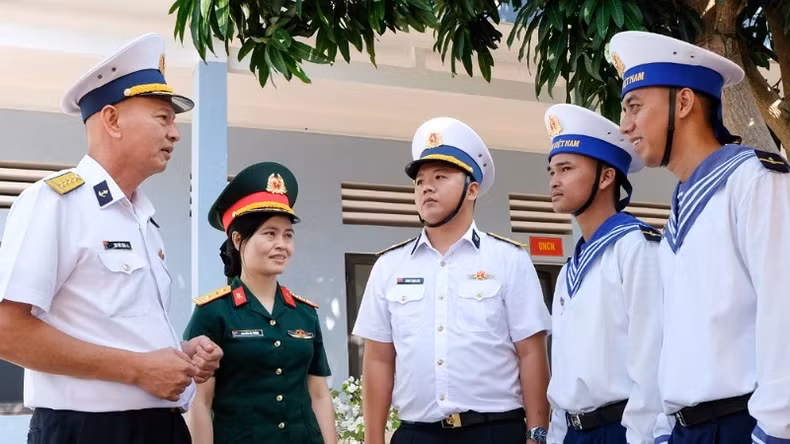 海军第五区副司令陆德仙大校走访慰问各单位的干部、战士。