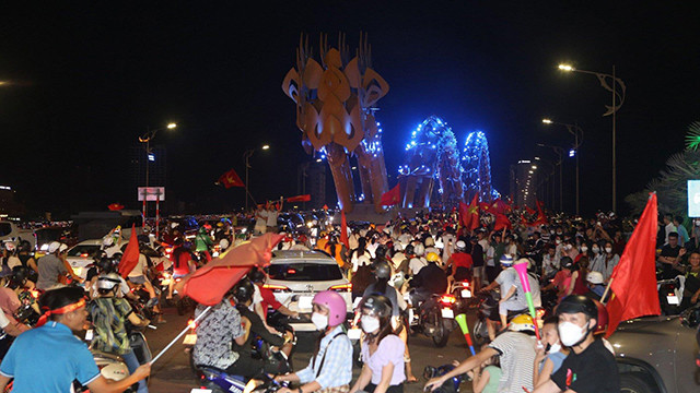 越南各地人民纷纷涌出家门 喜庆U23足球队赢得东运动男足冠军（组图） ảnh 14