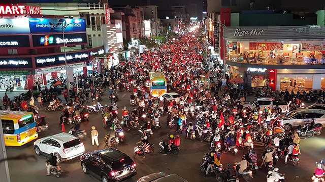 越南各地人民纷纷涌出家门 喜庆U23足球队赢得东运动男足冠军（组图） ảnh 16