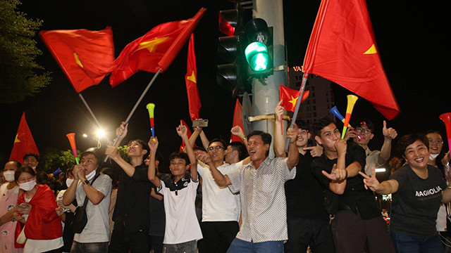 越南各地人民纷纷涌出家门 喜庆U23足球队赢得东运动男足冠军（组图） ảnh 15