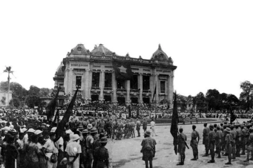 1945年8月30日，来自战区的游击队进入河内，聚集在歌剧院前。（资料图：越通社）