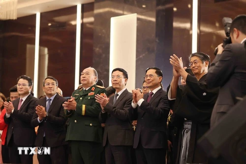 越南政府副总理裴青山以及各位代表出席招待会。