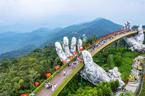 岘港市金桥。
