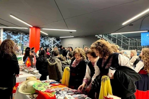 越南展位吸引很多外国游客前来参观。