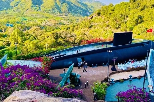 Impression芽庄潜艇旅游区是一个融合艺术、创意与自然的旅游空间。