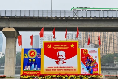 在广场、环岛和交通繁忙地区安装了大型广告牌，以传播有关选举日的信息。