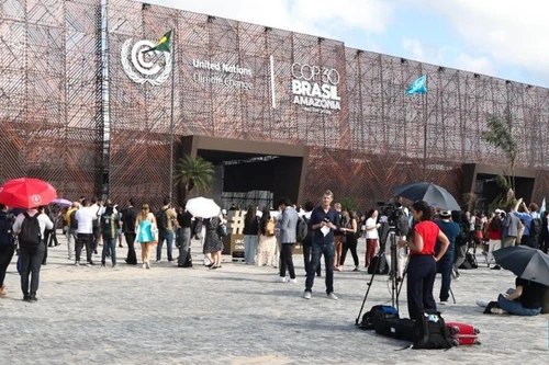 2025年11月10日，代表们在巴西贝伦出席《联合国气候变化框架公约》第三十次缔约方大会（COP30）。（图片来源：新华社）