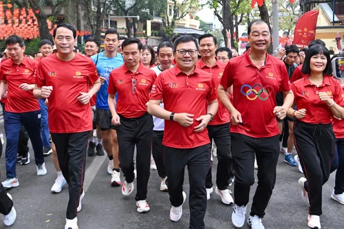 首都河内视频热情参加奥林匹克跑步日活动。