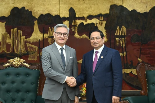 越南政府总理范明正与老挝外交部长通沙万·丰威汉。