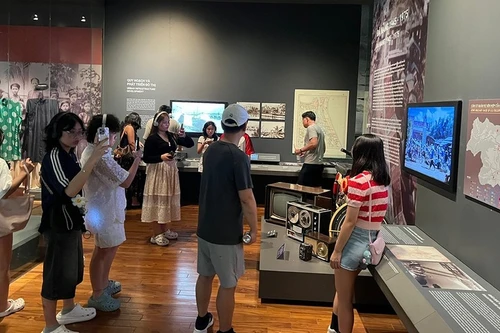 游客参观岘港博物馆。