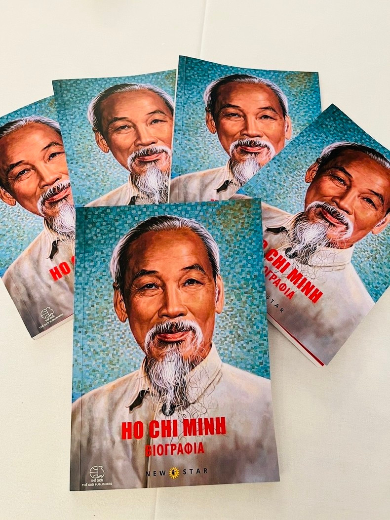 《胡志明传》希腊语版。(图片来源:越南驻希腊大使馆) 《胡志明传》希腊语版。(图片来源:越南驻希腊大使馆)