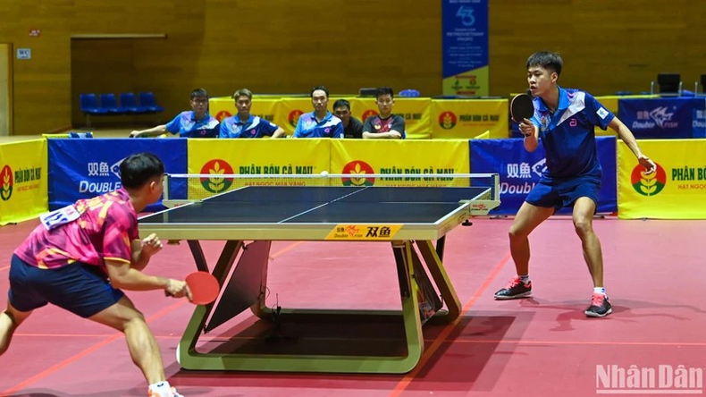人民公安T&T 1队选手谢鸿庆延（右）续良好状态，以3-0战胜了河内 1 队选手杜俊杰。
