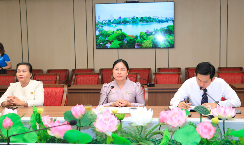 老挝妇联中央委员、万象市委委员、万象首都妇联主席连卡·维拉帕尼在会见中发言 老挝妇联中央委员、万象市委委员、万象首都妇联主席连卡·维拉帕尼在会见中发言